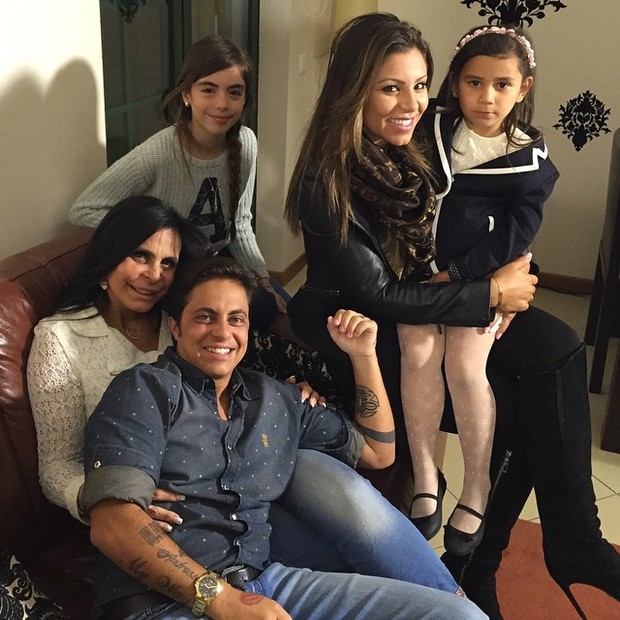 Gretchen com as filhas Thammy Miranda, Giulia e Valentina e com Andressa Ferreira em sua casa em Portugal (Foto: Instagram/ Reprodução)
