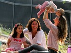 Gisele Bündchen se diverte com a filha em parque