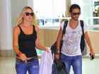 Fiorella Mattheis e Deborah Falabella circulam em aeroporto no Rio