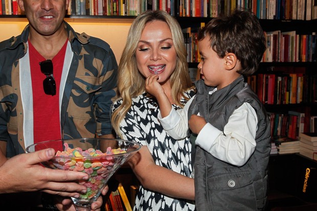 Eliana leva filho em lançamento de livro em SP (Foto: Manuela Scarpa e Marcos Ribas/Photo Rio News)
