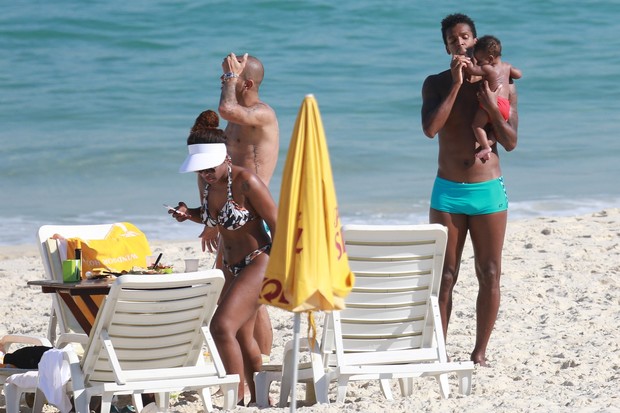 Diego Tardelli e Jô com as mulheres na praia (Foto: Dilson Silva / Agnews)