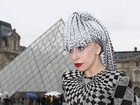 Lady Gaga veste figurino quadriculado e peruca prateada