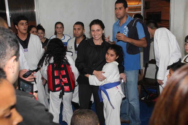 Giovanna Antonelli visita comunidade do Itanhangá, no Rio (Foto: Dilson Silva / AgNews)