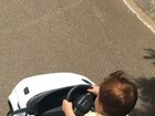 Adriana Sant'Anna mostra filho 'tirando onda' em carro conversível
