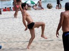 José Loreto joga futevôlei na praia da Barra da Tijuca