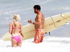 Depois de surfar, Luciano Szafir curte praia com a namorada no Rio