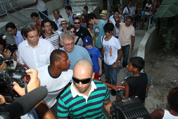 Harrison Ford visita o morro do Chapéu Mangueira com a família (Foto: Delson Silva / AgNews)