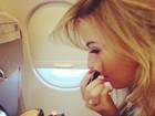 Ex-BBB Fernanda faz maquiagem durante viagem de avião