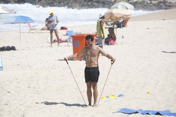 Paulo Rocha se exercita na praia (Foto: Gil Rodrigues / Foto Rio News)