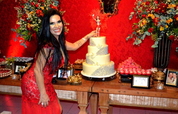 Solange Gomes posa com o bolo de seu aniversário (Foto: Webert Belicio/Brazil News)