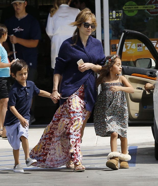 Jennifer Lopez e os filhos, Maximilian David e Emme Maribel, em San Diego, nos Estados Unidos (Foto: Grosby Group/ Agência)