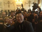 Após carnaval no Brasil, Psy é rodeado por fotógrafos na Turquia