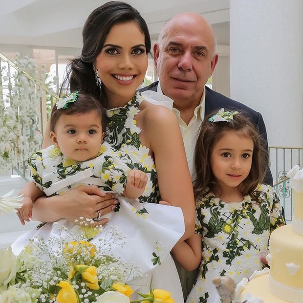 Daniela Albuquerque com a família (Foto: reprodução/instagram)