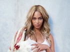 Beyoncé posa coberta por bandeira dos EUA e segura galinha em ensaio