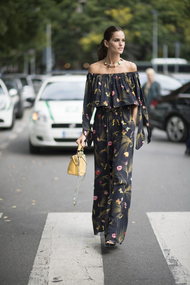 A brasileira Izabel Goulart usa look estiloso nos bastidores da semana de moda de Milão (Foto: Getty Images)