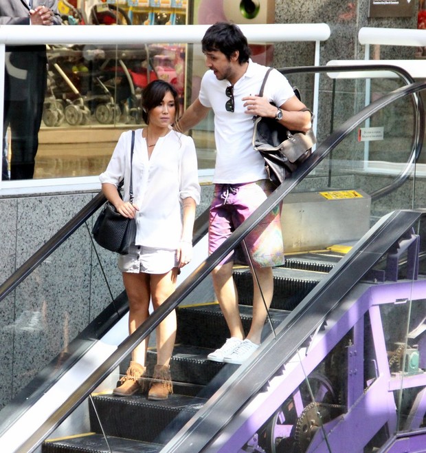 Daniele Suzuki com o marido em shopping da Barra (Foto: Marcus Pavão / AgNews)