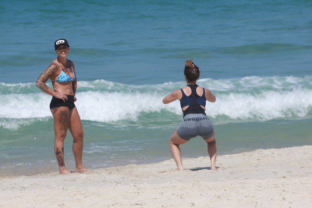 Giovanna Antonelli treinando na praia (Foto: agnews)