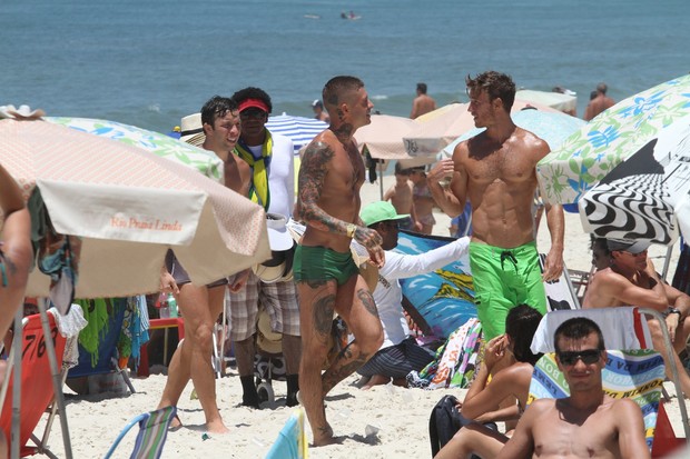 Mateus Verdelho e amigos na praia da Barra da Tijuca, RJ (Foto: Wallace Barbosa/AgNews)