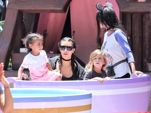 X17 - Kim Kardashain, North West, Kourtney Kardashian e Penélope em parque em Anaheim, na Califórnia, nos Estados Unidos (Foto: X17online/ Agência)