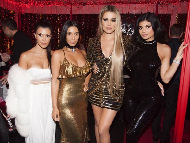 Kourtney Kardashian, Kim Kardashian, Khloe Kardashian e Kylie Jenner em festa (Foto: Instagram/ Reprodução)