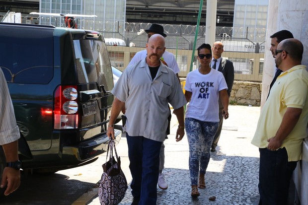 Alicia Keys e marido em aeroporto no RJ (Foto:  Gabriel Reis e Marcello Sá Barreto / Agnews)
