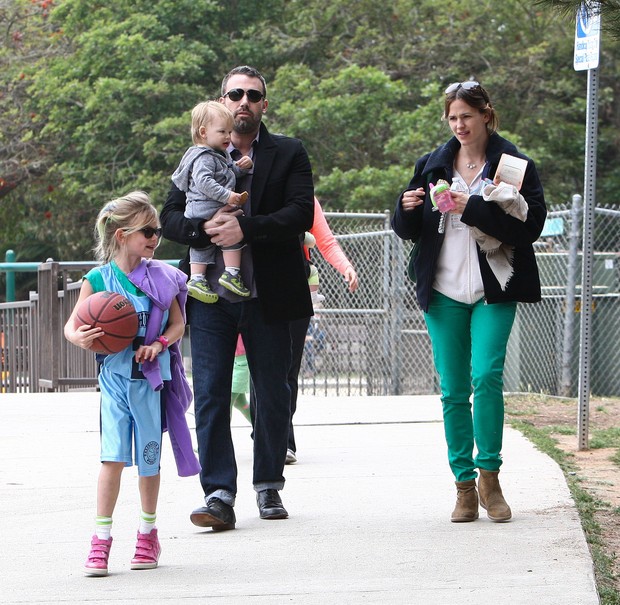 Ben Affleck e Jennifer Garner com os filhos (Foto: Agência/ Grosby Group)