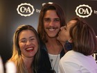Rômulo Neto ganha beijinho de fã em evento em São Paulo