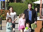 Jennifer Garner e Ben Affleck passeiam lado a lado com os filhos