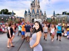 Na Disney, Bella Falconi mostra o barrigão de oito meses