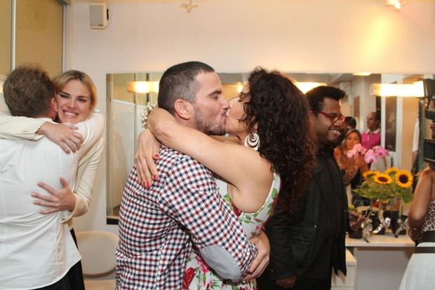 Giuliano Candiago ganha beijo de Claudia Alencar após estreia de peça no Rio (Foto: Anderson Borde/ Ag. News)