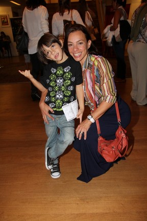 Carla Marins com o filho, Leon, em teatro no Rio (Foto: Daniel Delmiro/ Ag. News)