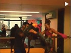 Angélica e Carolina Dieckmann distribuem chutes em aula de luta