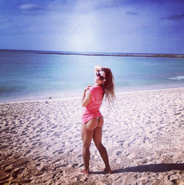 Mayra Cardi na praia (Foto: Reprodução/Instagram)