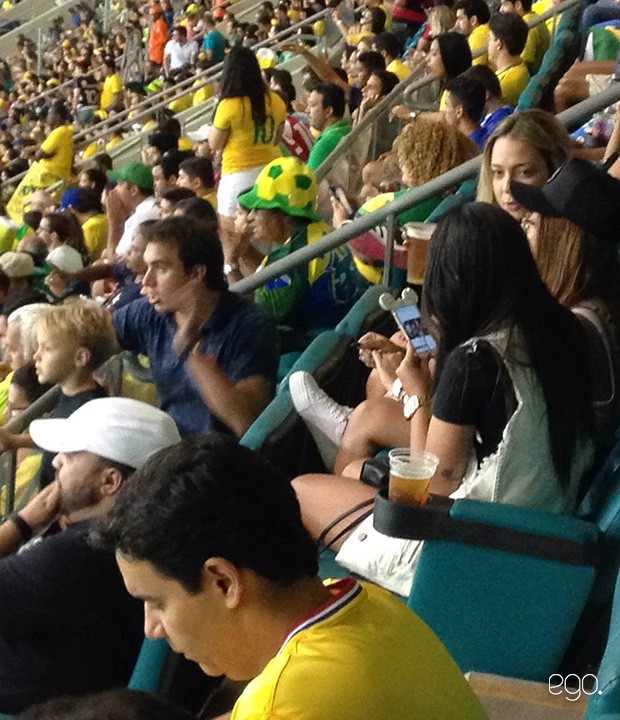 Família de Neymar assistindo ao jogo (Foto: Ailton Ribeiro de Assis / EGO)