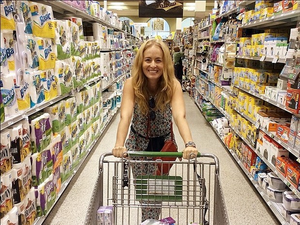 Angélica fazendo compras (Foto: Instagram / Reprodução)