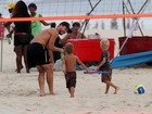 Fernanda Lima e Rodrigo Hilbert brincam com os filhos na praia