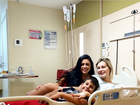 No hospital, Andressa Urach posta foto ao lado do filho e melhor amiga