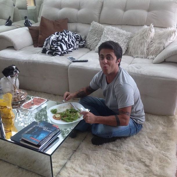 Thammy Miranda durante almoço de família (Foto: Reprodução_Instagram)