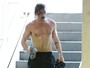 Colin Ferrell mostra corpo em forma ao deixar aula de ioga sem camisa