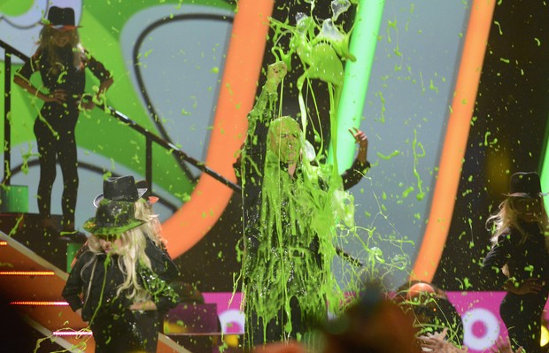 O rapper Pitbull tomando o tradicional banho de tinta verde (Foto: REUTERS/Phil McCarten)