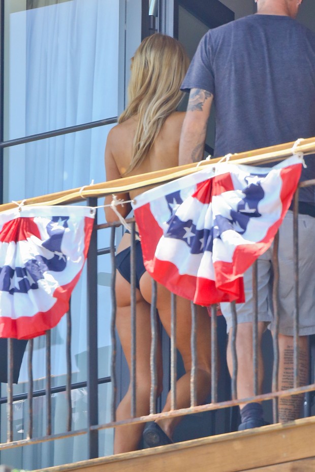 X17 - Paris Hilton em Malibu, em Los Angeles, nos Estados Unidos (Foto: X17online/ Agência)