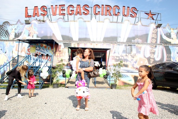 Sônia Nazário, mãe de Ronaldo, com as netas em circo (Foto: Delson Silva / AgNews)