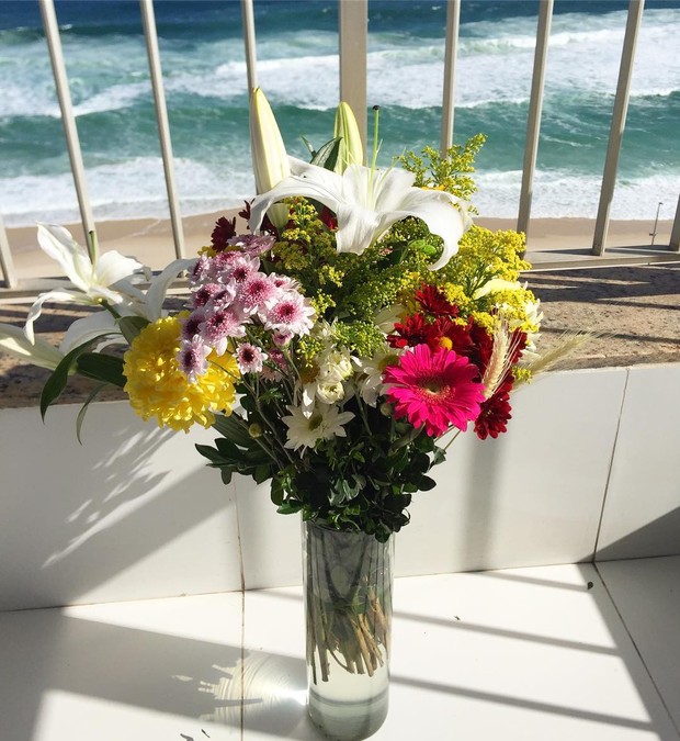 Camila Queiroz mostra foto de flores (Foto: Reprodução/Instagram)