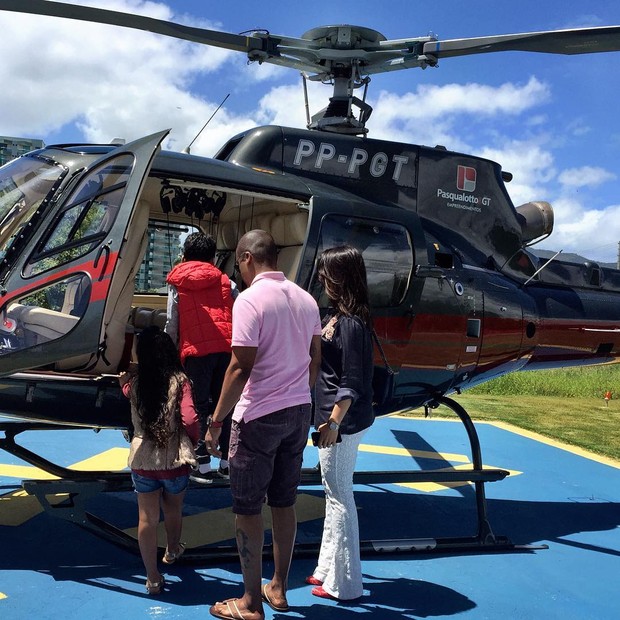 Alexandre Pires viaja com a família de helicóptero (Foto: Instagram / Reprodução)