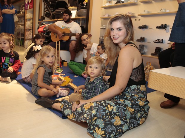 Carolinie e os filhos, Bruna Luz e Theo, em loja na Zona Oeste do Rio (Foto: Felipe Panfili/ Ag. News)