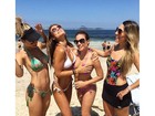 Maíra Charken vai à praia com amigas no Rio e ganha apalpada no seio