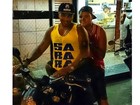 Naldo anda de moto com o filho em favela no Rio