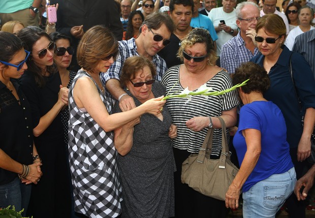 Família no enterro de Paulo Goulart (Foto: Iwi Onodera / EGO)