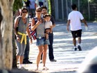 Cynthia Howlett passeia com o filho caçula no Rio