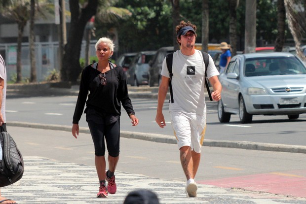 Felipe Dylon e Aparecida Petrowky passeiam no leblon no Rio de Janeiro (Foto: AgNews )